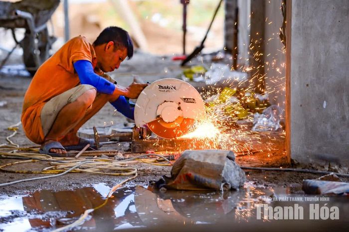 Cán bộ, kỹ sư và công nhân, mỗi người một công việc với sự khẩn trương cao nhất.