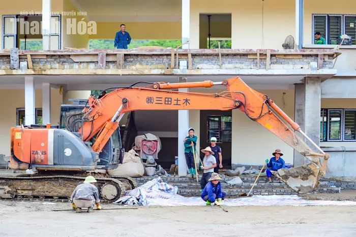 Theo lãnh đạo UBND xã Tam Lư, hiện nhà thầu huy động hàng trăm công nhân, chia thành nhiều mũi thi công, làm việc “3 ca 4 kíp”, đồng loạt triển khai các hạng mục lớp học, khu nội trú, nhà đa năng và hệ thống hạ tầng kỹ thuật.