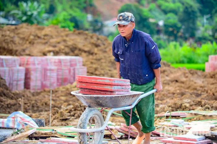 Để chạy đua với tiến độ, các đơn vị thi công tổ chức làm việc liên tục 24/24 giờ, với tinh thần “vượt nắng, thắng mưa”, quyết tâm hoàn thành các hạng mục đúng kế hoạch.