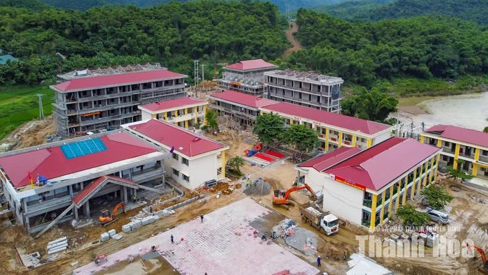 Công nhân cùng máy móc, thiết bị được huy động để thi công nhiều hạng mục khác nhau, từ lát nền nhà, sân trường đến lắp đặt thiết bị phòng học, khu nội trú, nhà đa năng.
