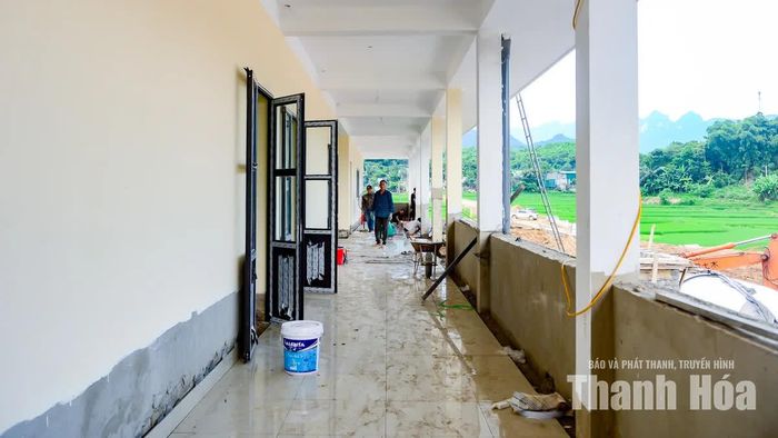 Không khí làm việc tại đây cho thấy tất cả đang cùng hướng đến một thời khắc: khi tiếng trống khai trường vang lên, học sinh vùng biên sẽ bước vào ngôi trường mới khang trang, an toàn, cùng những kỳ vọng về một tương lai tốt đẹp hơn cho các em giữa đại ngàn Tam Lư.
