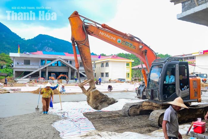 Tiếng máy xúc, máy trộn bê tông cùng những chuyến xe vận chuyển vật liệu nối tiếp nhau hoạt động.