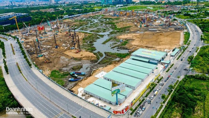 Dự án được khởi công từ tháng 4/2026 trên khu đất rộng khoảng 46,7 ha và đang được tổ chức thi công trên quy mô lớn, hướng tới mục tiêu hoàn thành vào năm 2028.