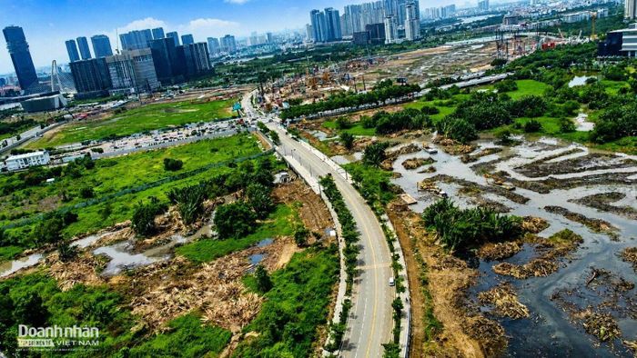 Tiếp giáp với Trần Bạch Đằng là đường Tố Hữu (R2), dài khoảng 3 km. Tuyến đường kết nối với các trục Nguyễn Cơ Thạch, Mai Chí Thọ và Trần Bạch Đằng, đồng thời đi qua khu vực trung tâm hành chính Thủ Thiêm đã được đầu tư xây dựng.