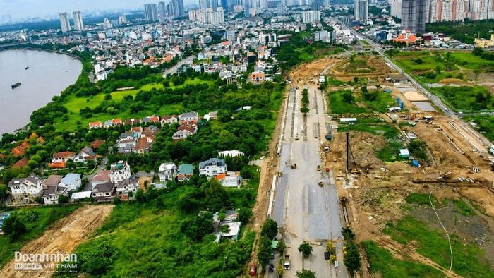 Tại tuyến Trần Bạch Đằng vẫn còn một số đoạn chưa liền mạch. Trên công trường, nhiều máy móc, thiết bị cùng kỹ sư và công nhân đang được huy động để triển khai các hạng mục còn lại.