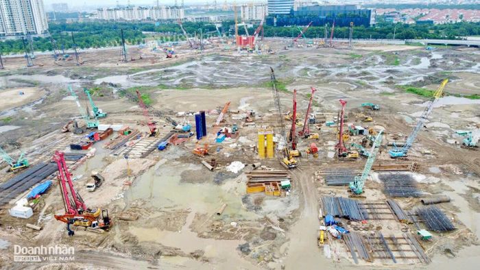 Dự án được chia thành 4 thành phần độc lập. Trong đó, hạ tầng kỹ thuật, công trình phụ trợ và hầm xe khu vực công viên cảnh quan có tổng mức đầu tư dự kiến 3.509 tỷ đồng; Trung tâm hành chính TP HCM khoảng 18.492 tỷ đồng; Trung tâm hội nghị - biểu diễn khoảng 6.856 tỷ đồng; Quảng trường trung tâm thành phố khoảng 733,5 tỷ đồng.