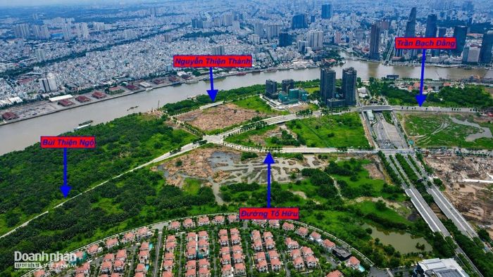 Dự án đầu tư xây dựng 4 tuyến đường tổng chiều dài khoảng 12 km trong Khu đô thị mới Thủ Thiêm gồm: Đường Trần Bạch Đằng (ký hiệu R1), dài 3,4 km; Đường Tố Hữu (ký hiệu R2) dài 3 km; Đường Nguyễn Thiện Thành (ký hiệu R3) dài 3 km; Đường Bùi Thiện Ngộ (ký hiệu R4) dài 2,5 km.