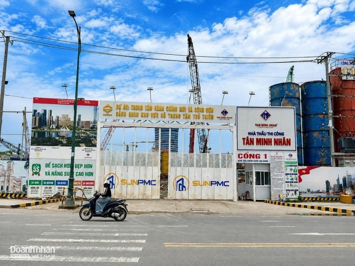 Công trình do Công ty TNHH Đầu tư và Phát triển Mặt Trời Sài Gòn (Sun Group) thực hiện theo hình thức PPP, hợp đồng BT, kết hợp thanh toán bằng quỹ đất và ngân sách thành phố.