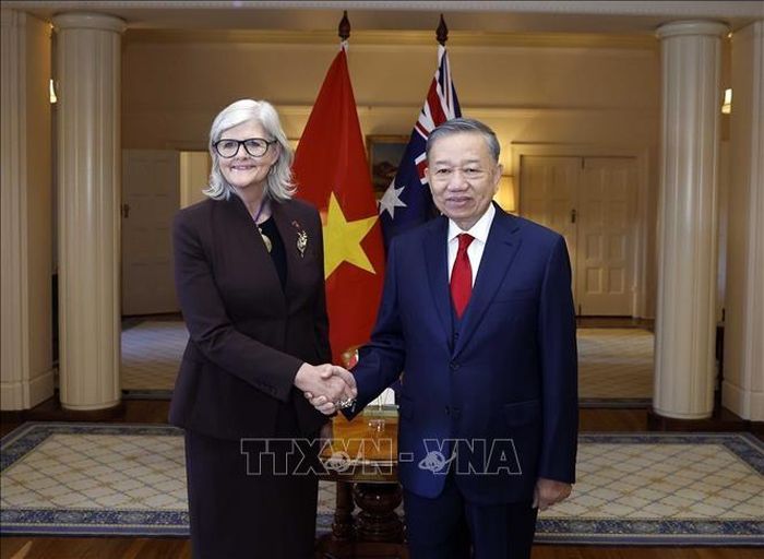 Tổng Bí thư, Chủ tịch nước Tô Lâm và Toàn quyền Australia Sam Mostyn tại Lễ đón. Ảnh: Thống Nhất – TTXVN