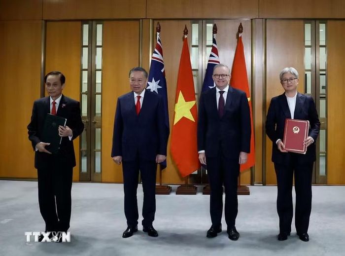 Tổng Bí thư, Chủ tịch nước Tô Lâm và Thủ tướng Australia Anthony Albanese chứng kiến trao văn kiện hợp tác giữa hai nước. (Ảnh: Thống Nhất/TTXVN)
