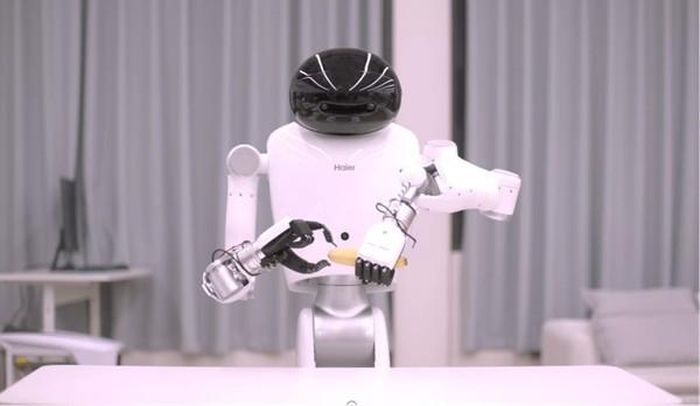 Robot do Haier sản xuất trình diễn khả năng bóc vỏ chuối. Ảnh/Dazhong News