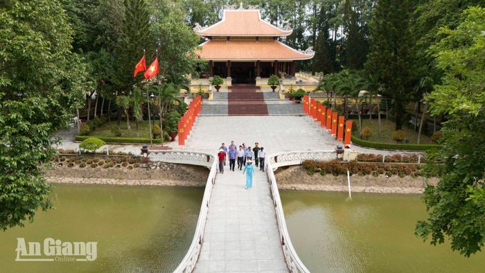 Đền thờ Bác Tôn là điểm tựa tâm linh, nơi đón tiếp các đoàn khách trong và ngoài tỉnh đến viếng, dâng hương.