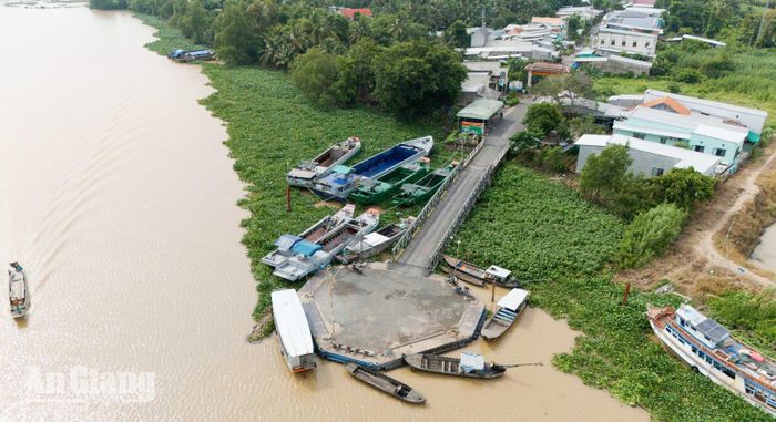Bến đò Ô Môi được đầu tư khang trang, gắn liền với ký ức thời niên thiếu của Chủ tịch Tôn Đức Thắng và đời sống người dân vùng sông nước.​