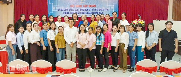Các học viên tham dự lớp tập huấn tại phường Long Xuyên.