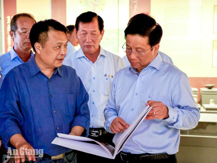 Chủ tịch UBND tỉnh An Giang Hồ Văn Mừng kiểm tra điểm trưng bày hiện vật văn hóa Óc Eo.