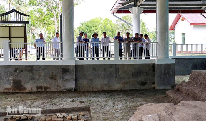 Đoàn công tác kiểm tra tại Gò Giồng Cát.