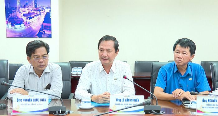 Ông Lê Văn Chuyển, Giám đốc Báo và phát thanh, truyền hình An Giang phát biểu tại buổi làm việc.