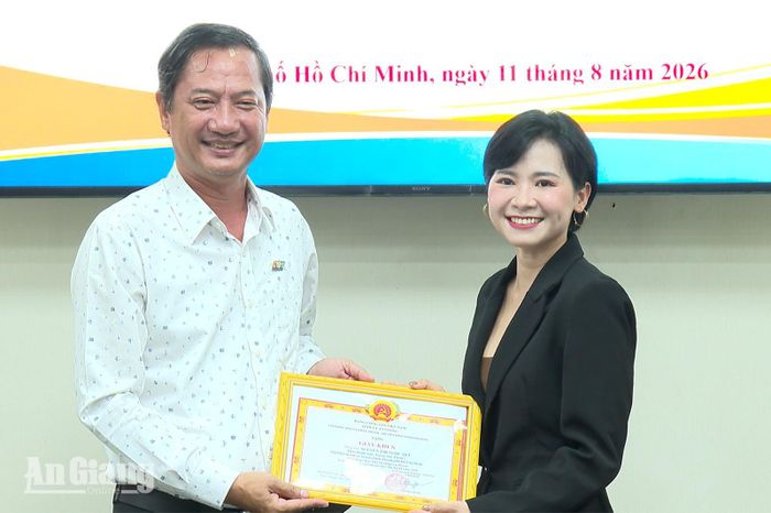 Ông Lê Văn Chuyển, Giám đốc Báo và phát thanh, truyền hình An Giang trao giấy khen cho viên chức của HTV.