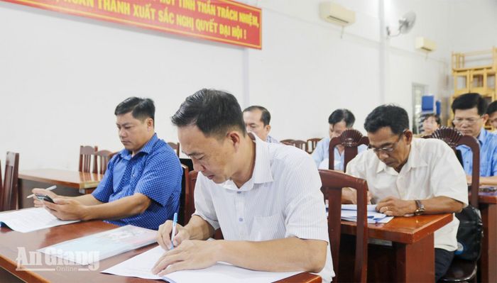 Các đại biểu tại xã Long Thạnh nghiên cứu tài liệu và viết bài thu hoạch tại lớp bồi dưỡng.