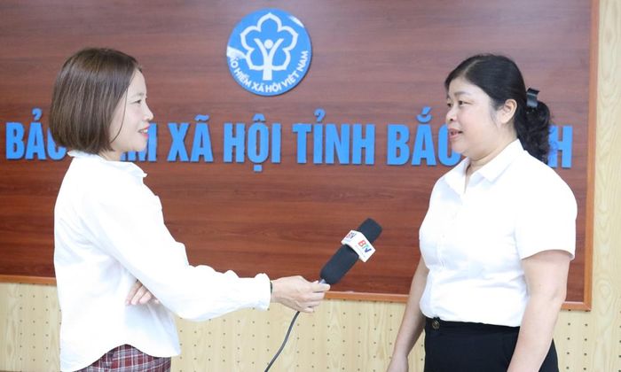  Phó Giám đốc Bảo hiểm xã hội tỉnh Bắc Ninh Nguyễn Thị Mai Hương trao đổi với phóng viên Báo và Phát thanh, Truyền hình Bắc Ninh chiều 10/8. 
