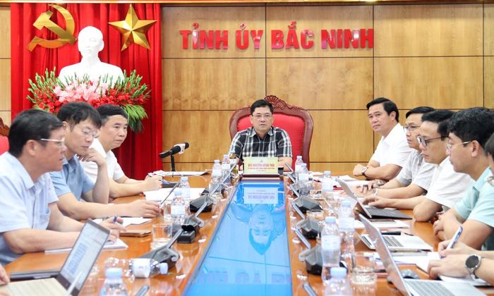  Quang cảnh hội nghị bàn phương án bảo đảm tiêu thoát nước cho các khu công nghiệp trên địa bàn tỉnh. 