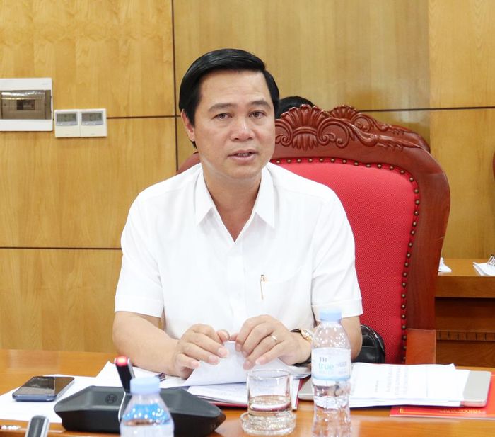  Đồng chí Lê Xuân Lợi trao đổi về một số giải pháp trước mắt và lâu dài bảo đảm tiêu úng trong các khu công nghiệp. 