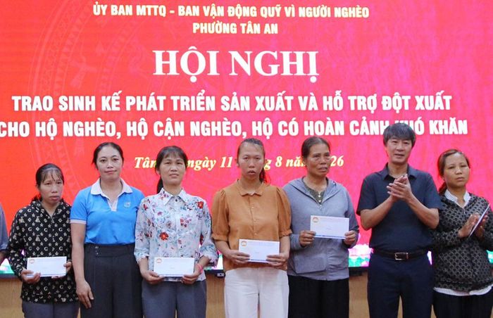  Đại diện Ban Vận động Quỹ "Vì người nghèo" trao kinh phí hỗ trợ đột xuất hộ nghèo, hộ cận nghèo, hoàn cảnh khó khăn. 