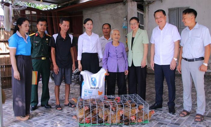  Lãnh đạo Ủy ban MTTQ tỉnh và phường Tân An hỗ trợ sinh kế cho gia đình bà Vũ Thị Bính, hoàn cảnh khó khăn tại tổ dân phố Long Trì. 