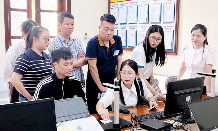Người dân trải nghiệm mô hình Trợ lý Nhân dân hỗ trợ thực hiện thủ tục hành chính tại phường Song Liễu.