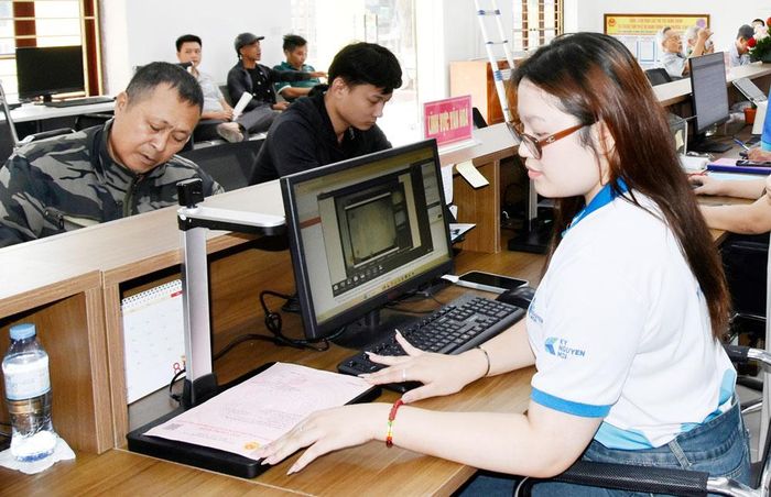Đại diện doanh nghiệp trực tiếp thao tác, hỗ trợ người dân thực hiện thủ tục hành chính.