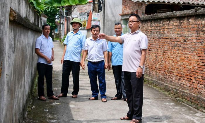  Chi ủy Chi bộ tổ dân phố Tiến Thịnh khảo sát thực tế đường ngõ để lên phương án cải tạo, mở rộng. 