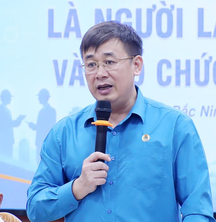  Đồng chí Thạch Văn Chung, Tỉnh ủy viên, Chủ tịch Liên đoàn Lao động tỉnh chủ trì, điều hành thảo luận tại hội thảo. 
