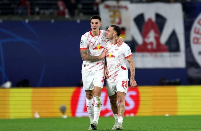 Sesko và David Raum ngày còn ở RB Leipzig. Ảnh: Getty Images.