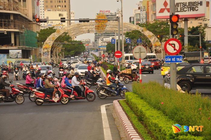 Các điểm nút giao, đầu cầu ở trung tâm thành phố Đà Nẵng thường xuyên xảy ra ùn ứ. Ảnh: THÀNH LÂN
