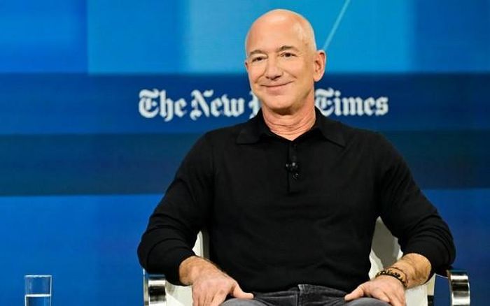 Liên minh của tỷ phú Jeff Bezos cân nhắc mua 1/3 cổ phần Liverpool với giá 1,5 tỷ bảng.