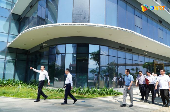 Cần các cơ chế ưu đãi đặc thù cho khối doanh nghiệp nhỏ và vừa khi tham gia hoạt động tại Trung tâm Tài chính quốc tế tại Đà Nẵng (VIFC-DN). TRONG ẢNH: Đoàn công tác của Ủy ban Kinh tế và Tài chính Quốc hội khảo sát trụ sở VIFC-DN. Ảnh: VINH ANH