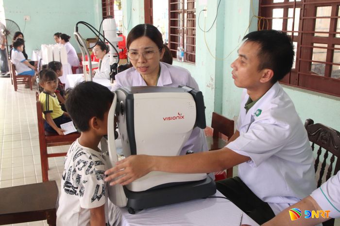 Sở Y tế triển khai khám sức khỏe sàng lọc cho người dân vùng miền núi xã Trà My. Ảnh: HÀN NGUYÊN