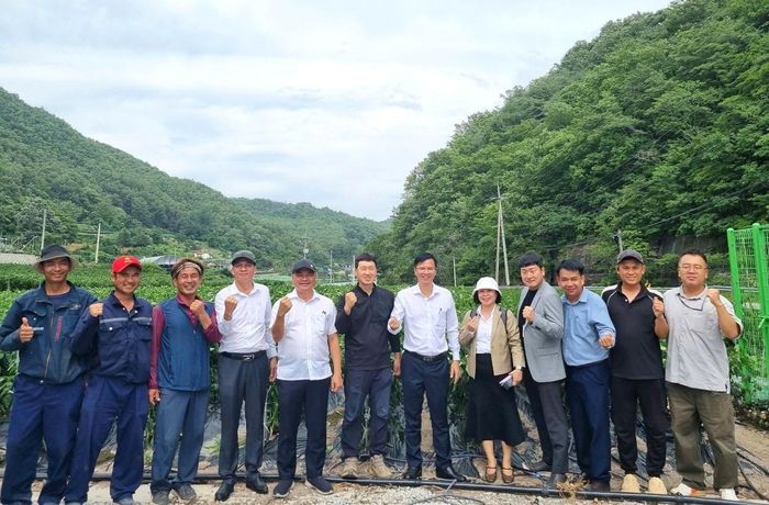 Đoàn công tác Sở Nội vụ thành phố Đà Nẵng chụp ảnh kỷ niệm với đại diện chính quyền, chủ vườn và người lao động tại huyện Yeongyang, tỉnh Gyeongsongbuk-do (Hàn Quốc). Ảnh: MINH TRANG