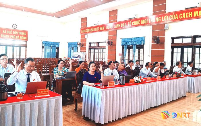 Đại biểu HĐND xã Quế Sơn Trung biểu quyết thông qua các nghị quyết tại kỳ họp. Ảnh: DUY THÁI