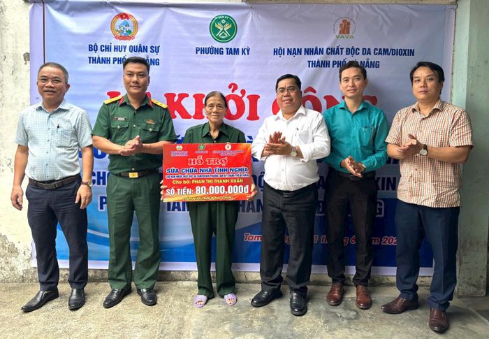 Hội Nạn nhân chất độc da cam/dioxin thành phố trao hỗ trợ sửa chữa nhà cho nạn nhân chất độc da cam. Ảnh: Hội NNCĐDC