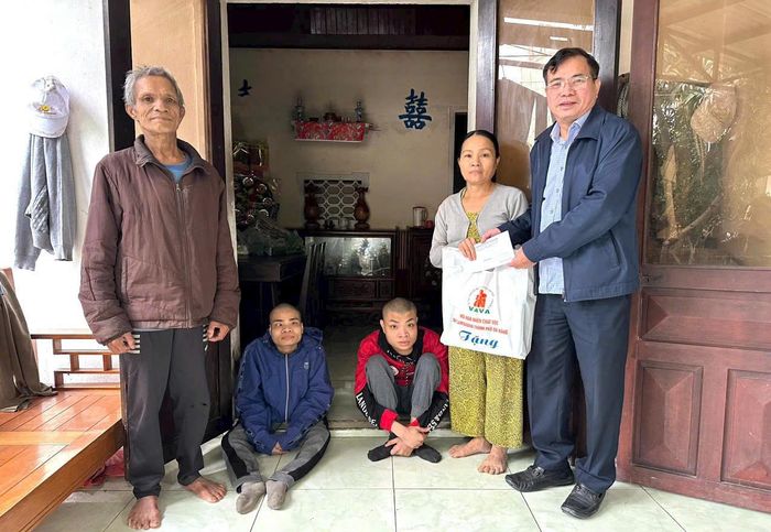 Lãnh đạo Hội Nạn nhân chất độc da cam/dioxin thành phố tặng quà cho nạn nhân chất độc da cam. Ảnh: Hội NNCĐDC