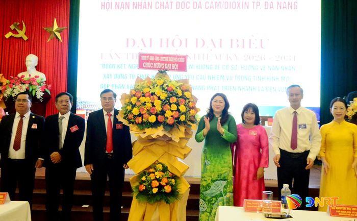 Lãnh đạo thành phố tặng hoa chúc mừng đại hội. Ảnh: TRỌNG HUY