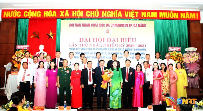 Ban Chấp hành Hội Nạn nhân chất độc da cam/dioxin thành phố khóa mới ra mắt đại hội. Ảnh: TRỌNG HUY