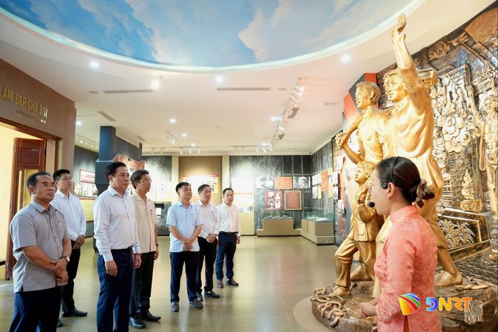 Đoàn công tác thăm di tích Nhà lao Hội An. Ảnh: T.CÔNG