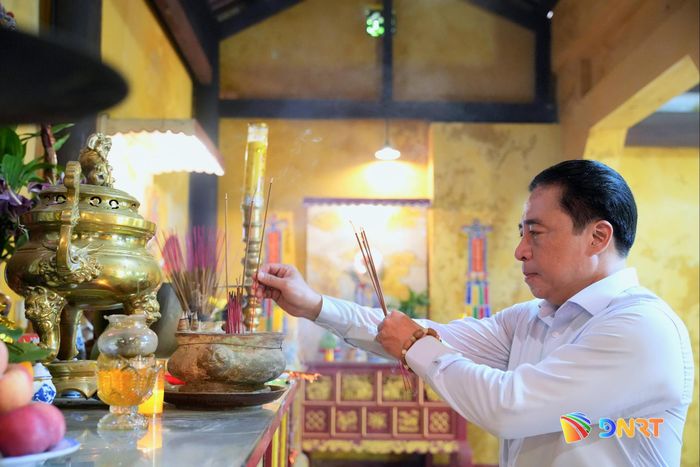 Phó Bí thư Thường trực Thành ủy Nguyễn Khắc Toàn dâng hương tại Di tích lịch sử, văn hóa Chùa Ông. Ảnh: T.CÔNG