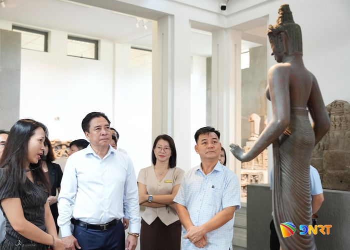 Phó Bí thư Thường trực Thành ủy Nguyễn Khắc Toàn (thứ 2 từ trái sang) cùng các đại biểu nghe thuyết minh về tượng Bồ tát Tara. Ảnh: T.CÔNG