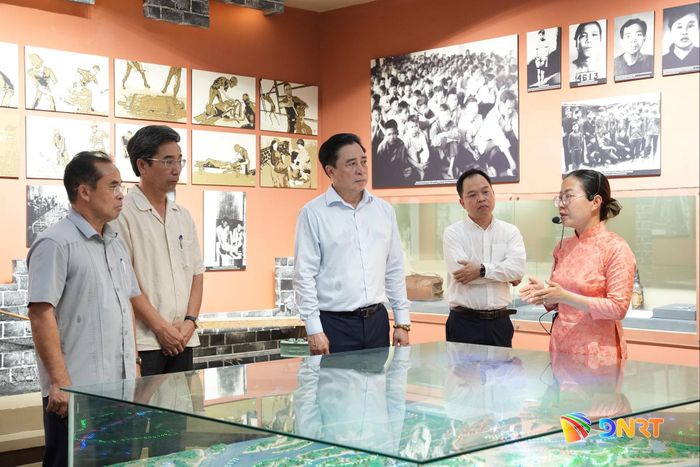 Phó Bí thư Thường trực Thành ủy Nguyễn Khắc Toàn (thứ 3 từ trái sang) cùng các thành viên đoàn công tác nghe giới thiệu về di tích Nhà lao Hội An. Ảnh: T.CÔNG