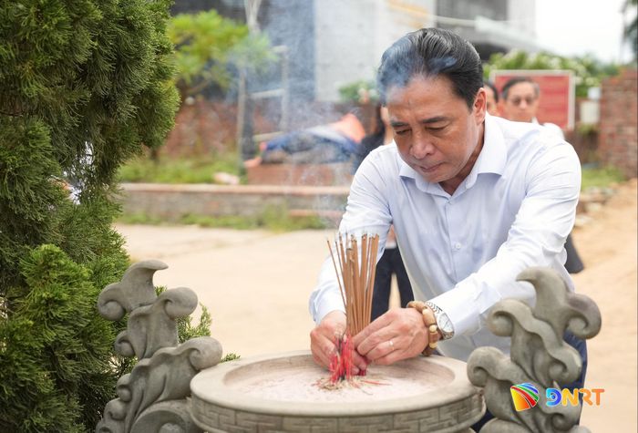 Phó Bí thư Thường trực Thành ủy Nguyễn Khắc Toàn dâng hương tại Thành Điện Hải. Ảnh: T.CÔNG