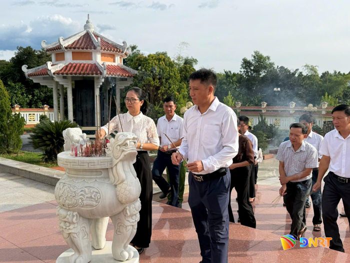 Lãnh đạo xã Tiên Phước dâng hương tại Nghĩa trang liệt sĩ xã. Ảnh: HƯNG PHƯƠNG
