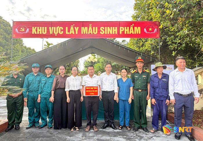 Lãnh đạo xã Tiên Phước tặng quà động viên đội thực hiện nhiệm vụ lấy mẫu ADN hài cốt liệt sĩ chưa xác định thông tin. Ảnh: HƯNG PHƯƠNG